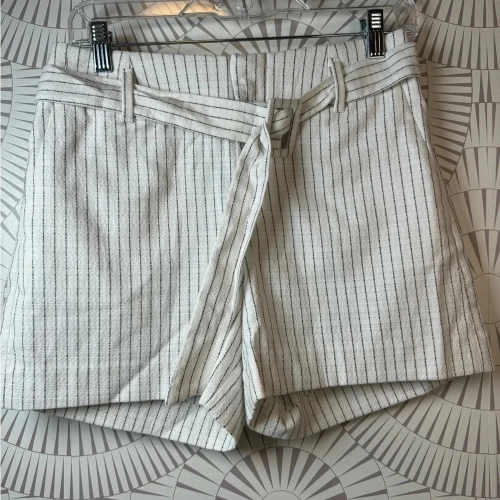 Banana Republic‎ Women’s Shorts Size 2 White With  Stripe Matching Belt